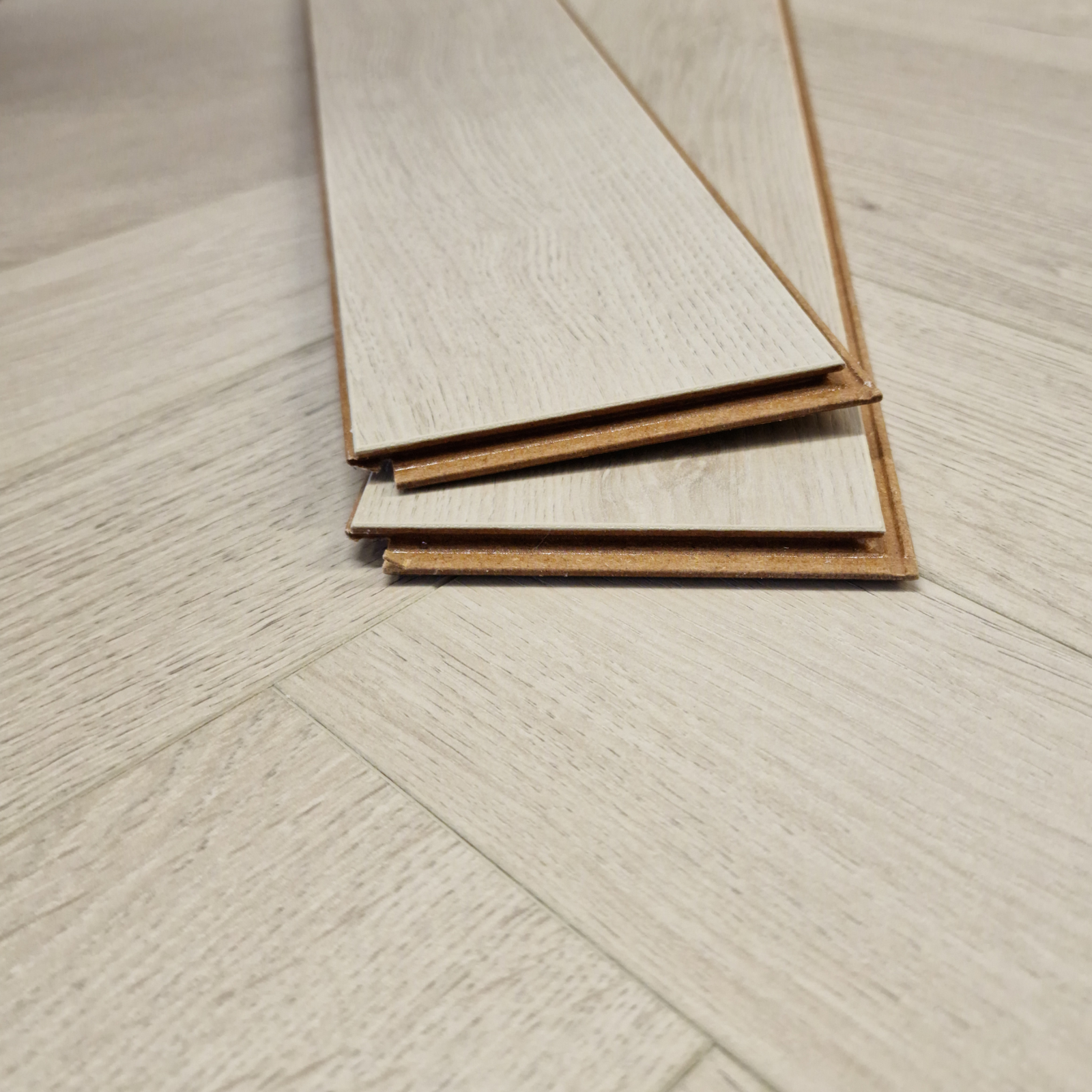 kingsley-12mm-ashford-oak-herringbone-laminate-flooring-5