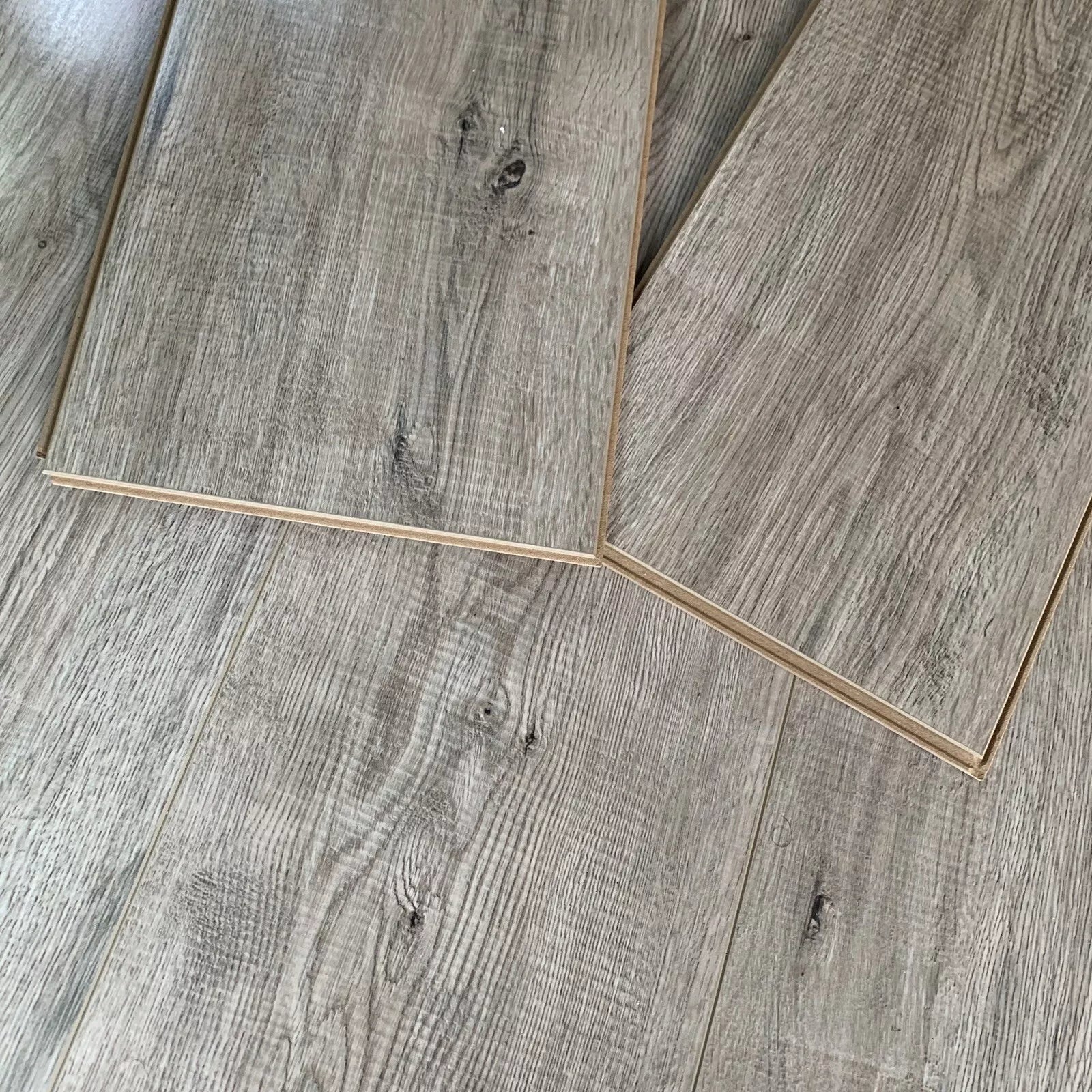 high-gloss-venetian-8mm-laminate-flooring-2