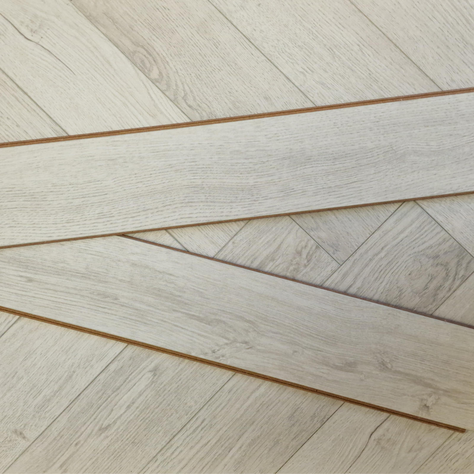 kingsley-12mm-ashford-oak-herringbone-laminate-flooring-12