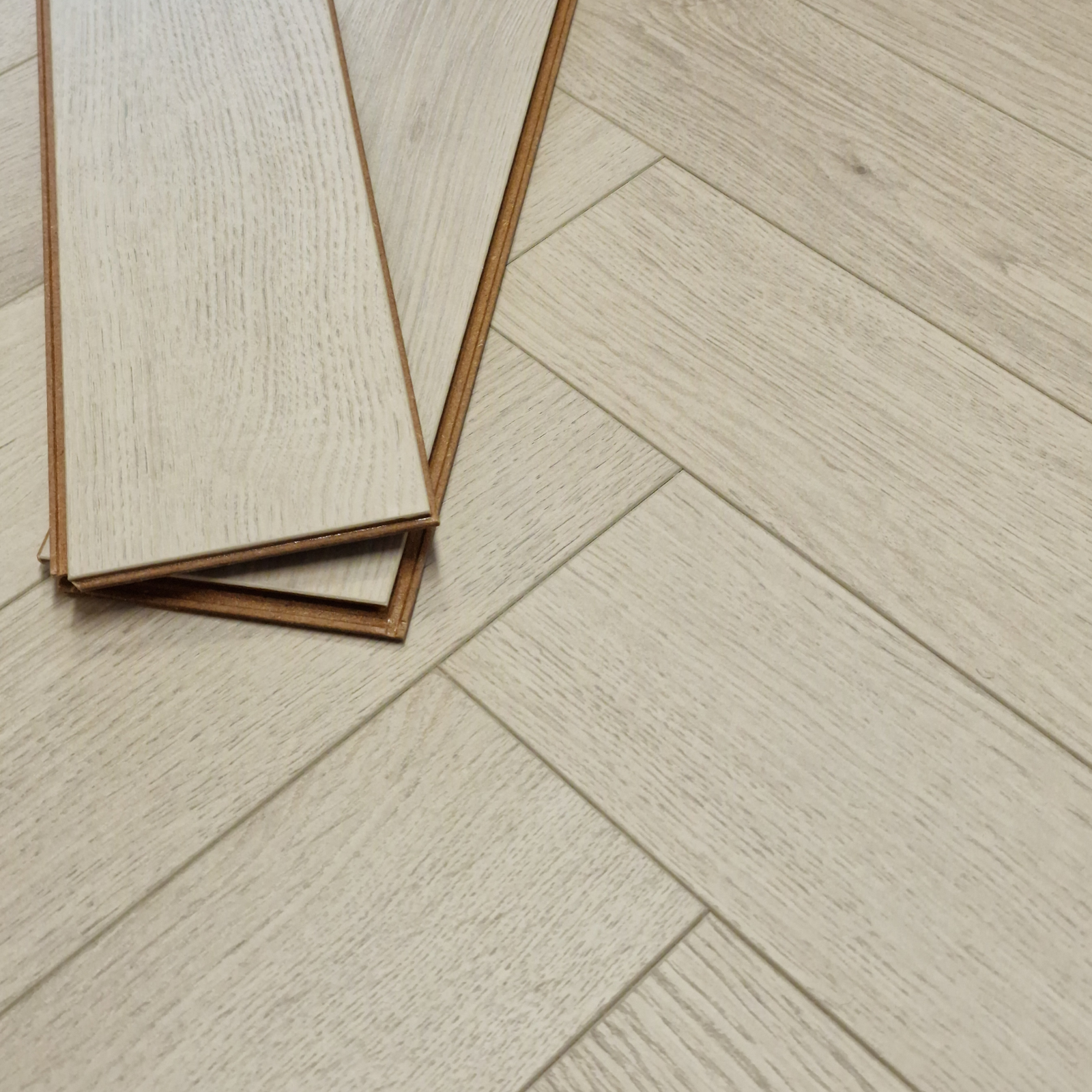 kingsley-12mm-ashford-oak-herringbone-laminate-flooring-9