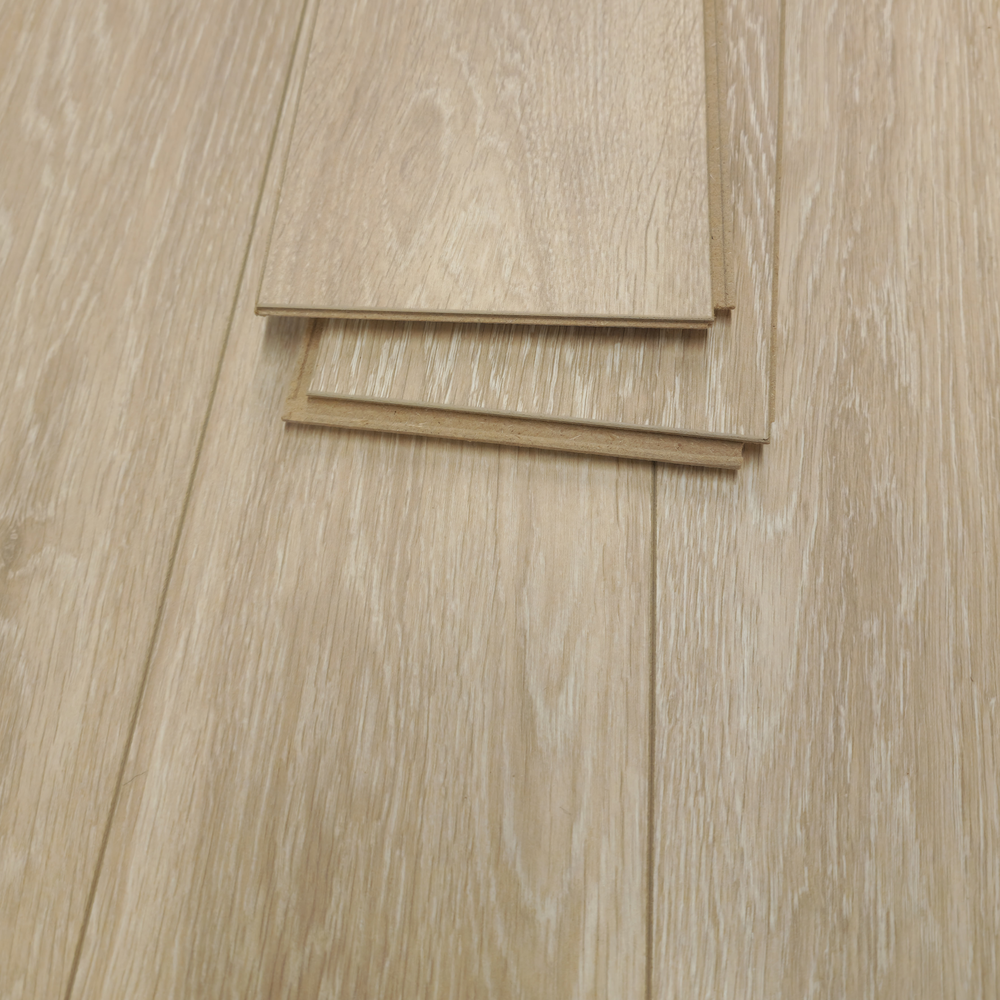 cool-heritage-oak-luxury-12mm-waterproof-laminate-flooring-10
