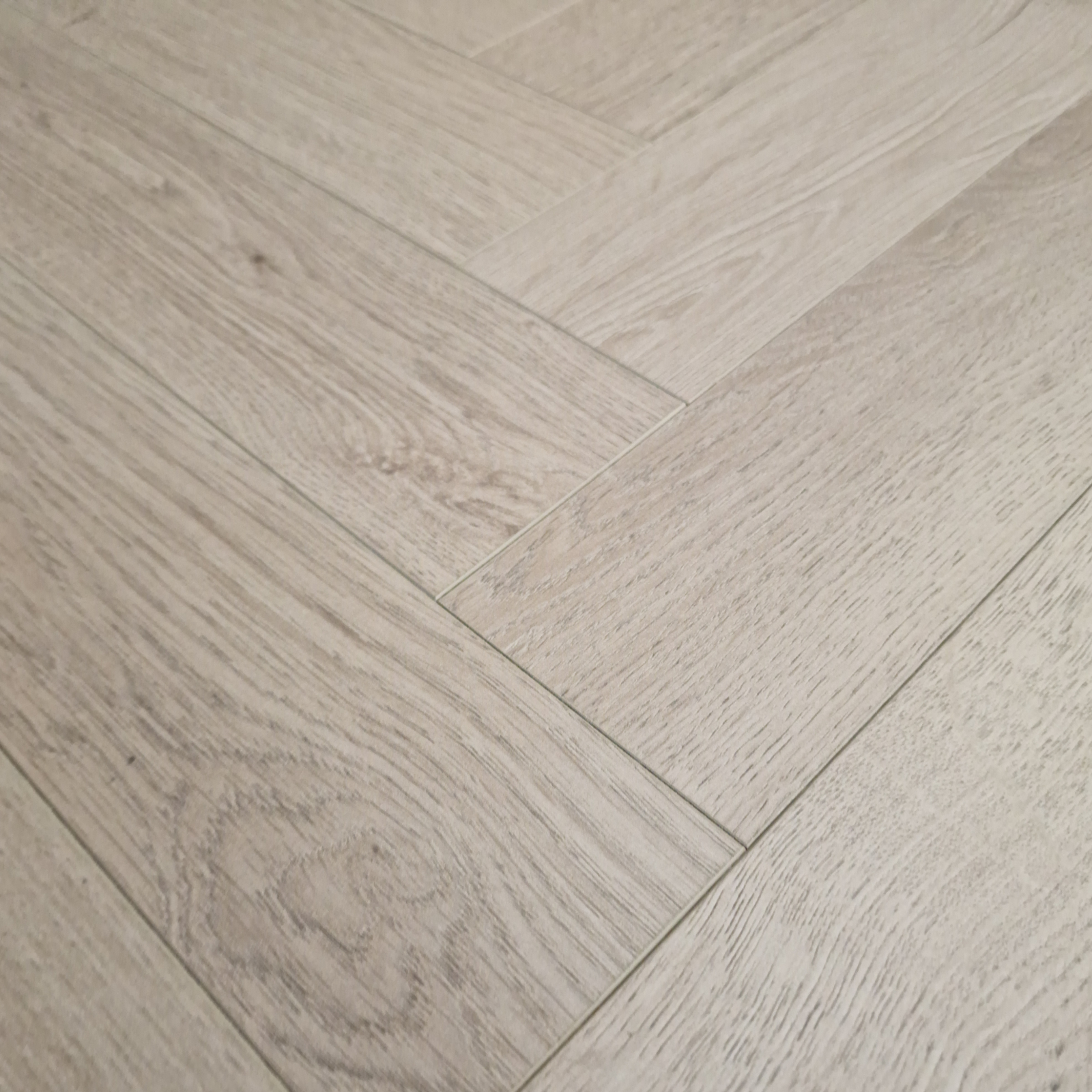 kingsley-12mm-ashford-oak-herringbone-laminate-flooring-6