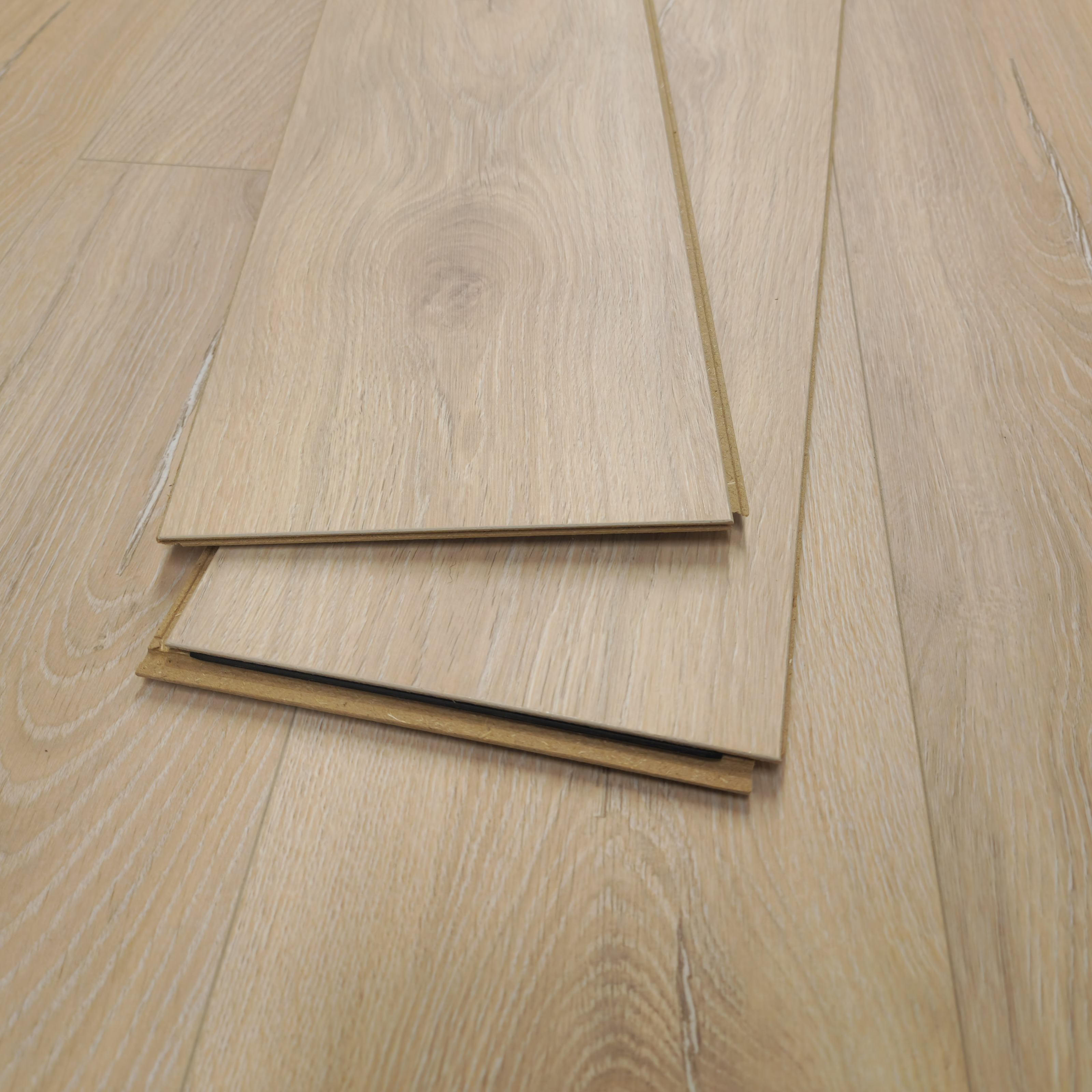 sunbeam-oak-luxury-8mm-waterproof-laminate-flooring-11