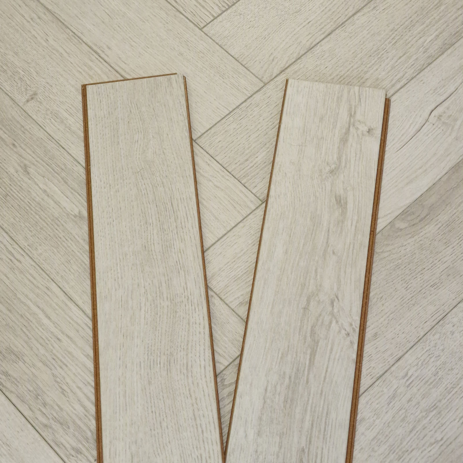 kingsley-12mm-ashford-oak-herringbone-laminate-flooring-14