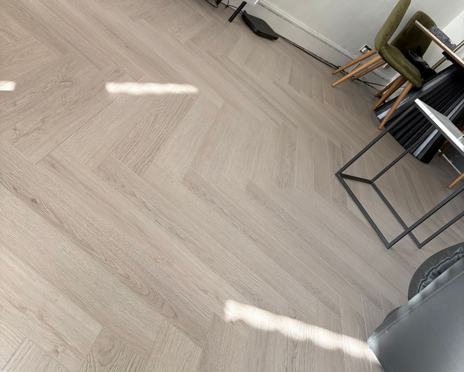 kingsley-8mm-ashford-oak-herringbone-laminate-flooring-4