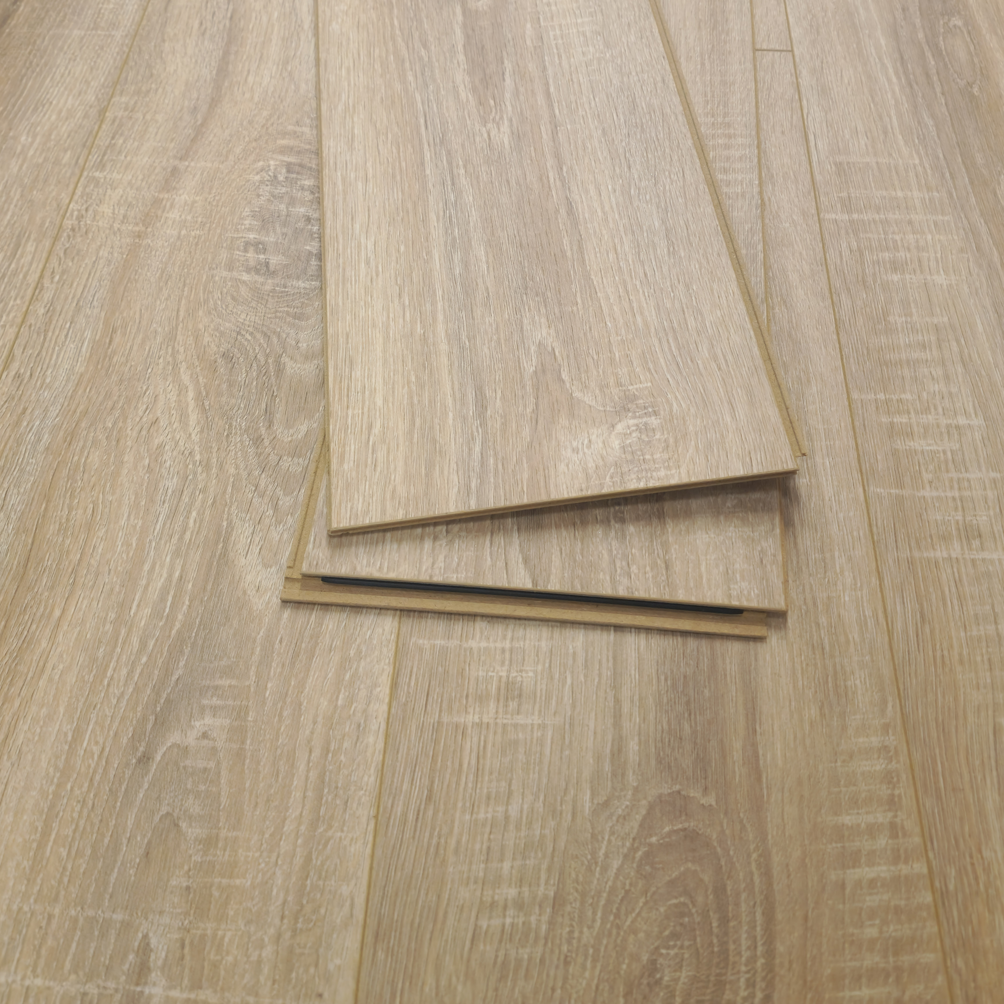 caramel-oak-luxury-8mm-waterproof-laminate-flooring-11