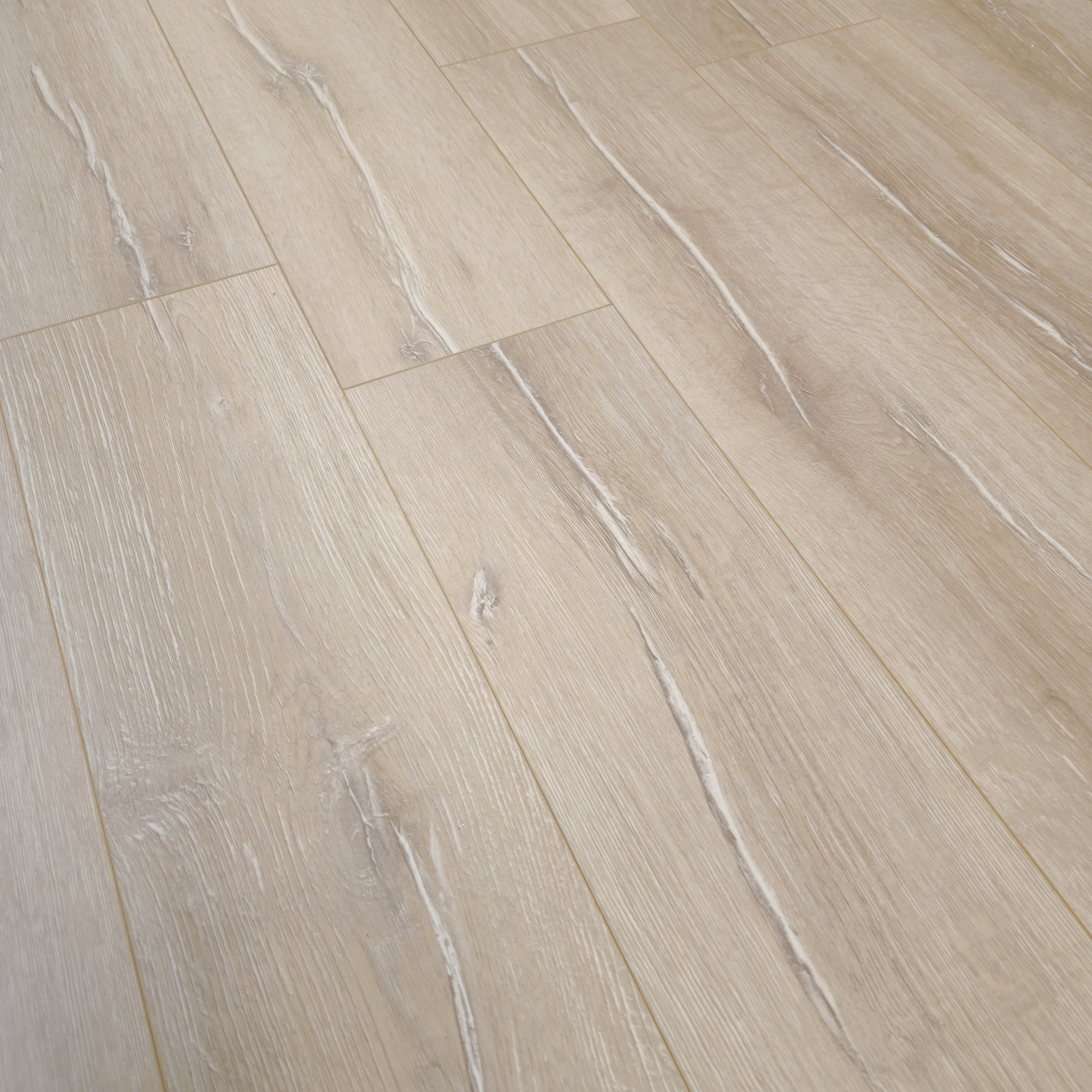 luma-oak-luxury-8mm-waterproof-laminate-flooring-7