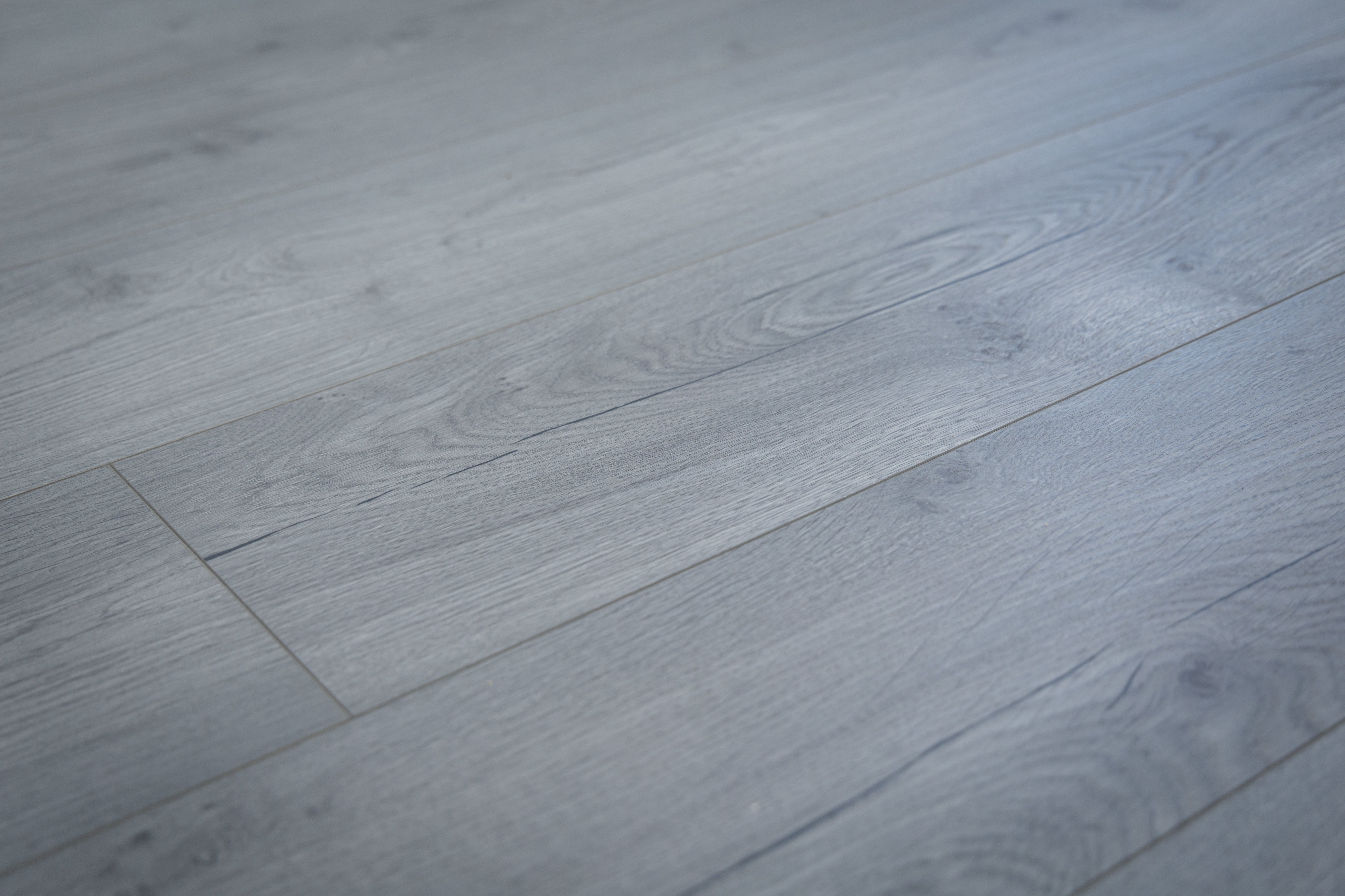 stone-grey-oak-12mm-waterproof-laminate-flooring-2