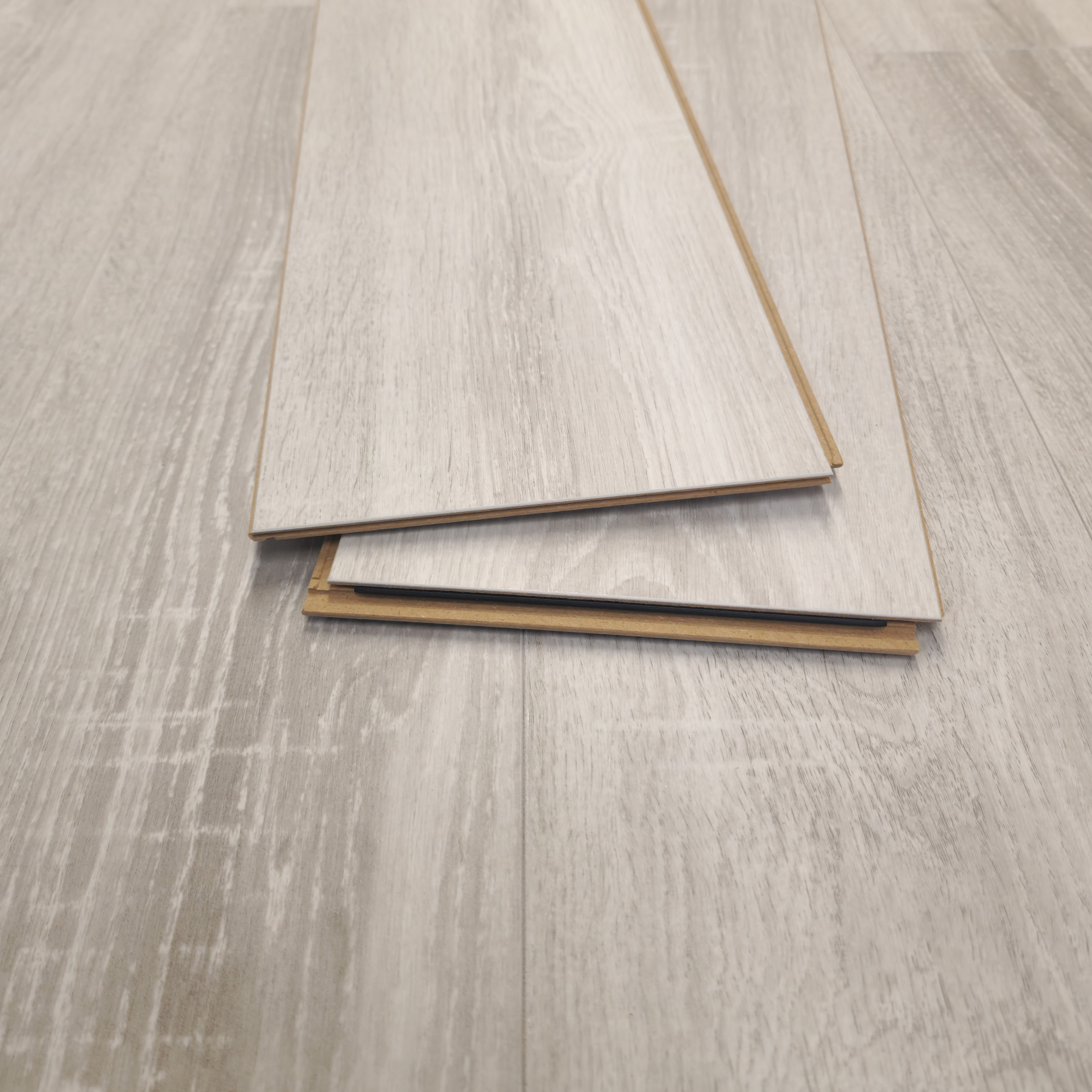 amberwood-oak-luxury-8mm-waterproof-laminate-flooring-5