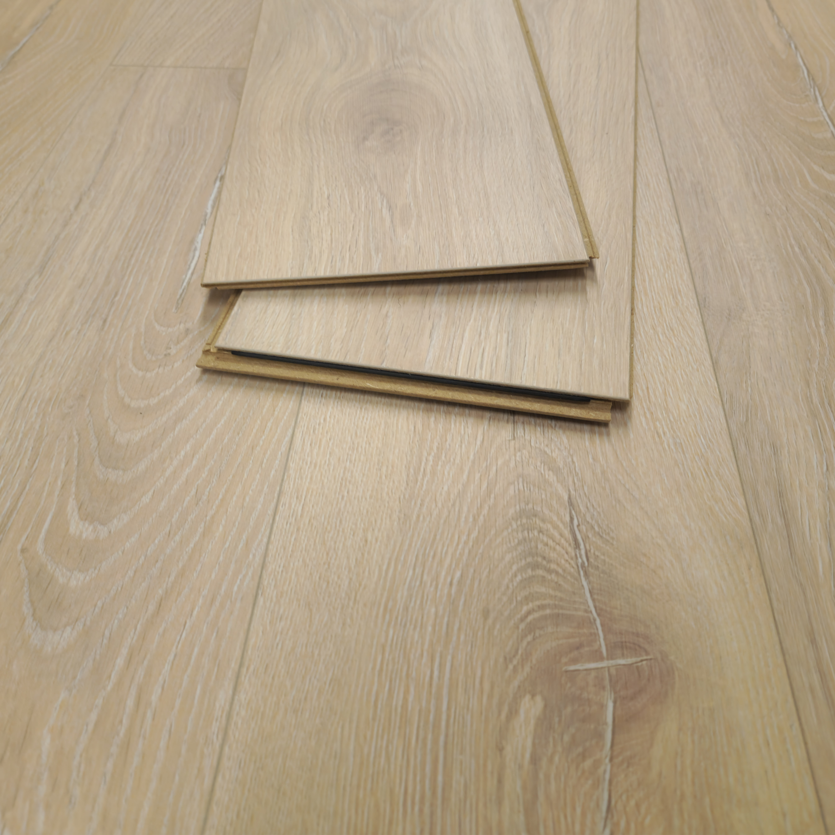 sunbeam-oak-luxury-8mm-waterproof-laminate-flooring-4