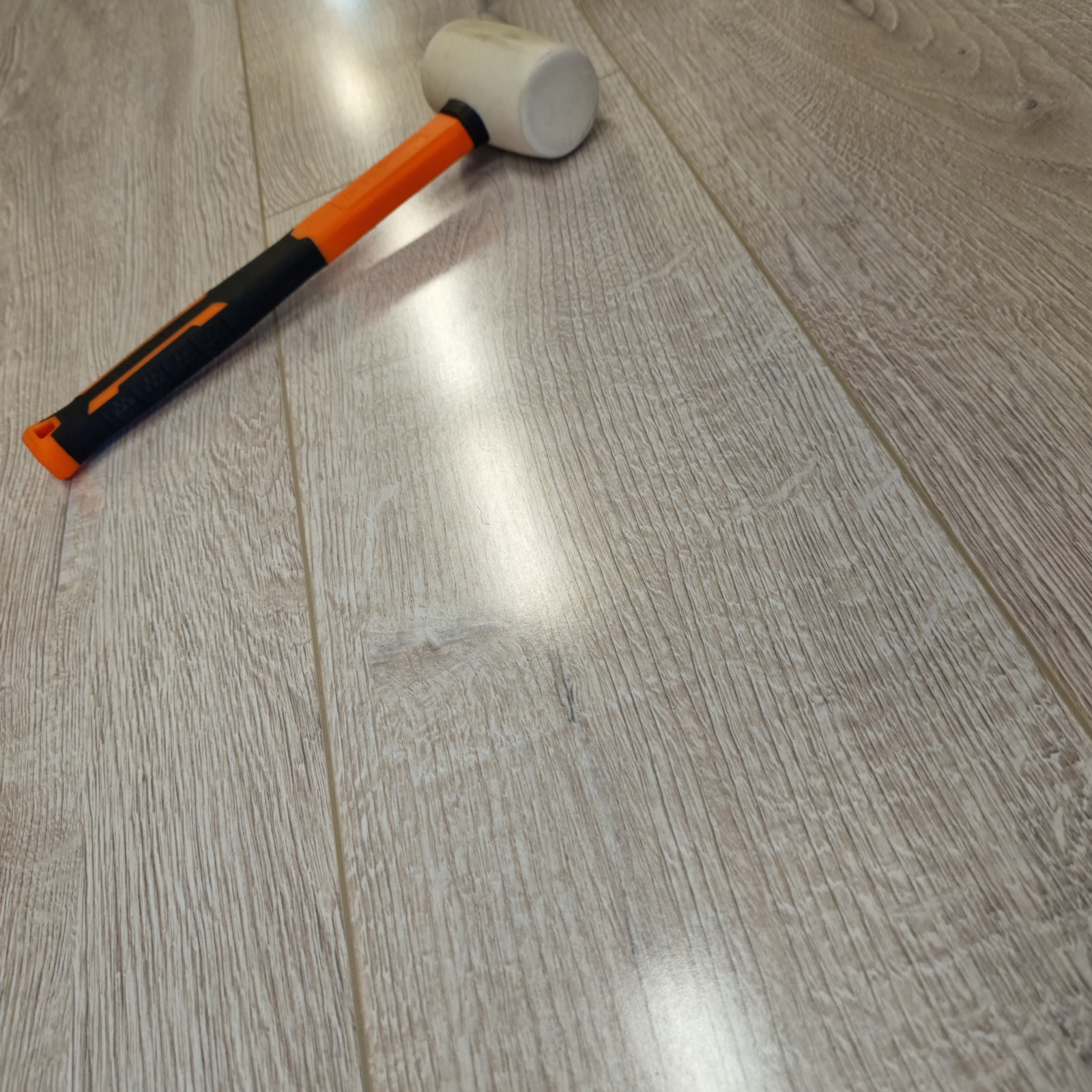 high-gloss-silver-8mm-laminate-flooring-11