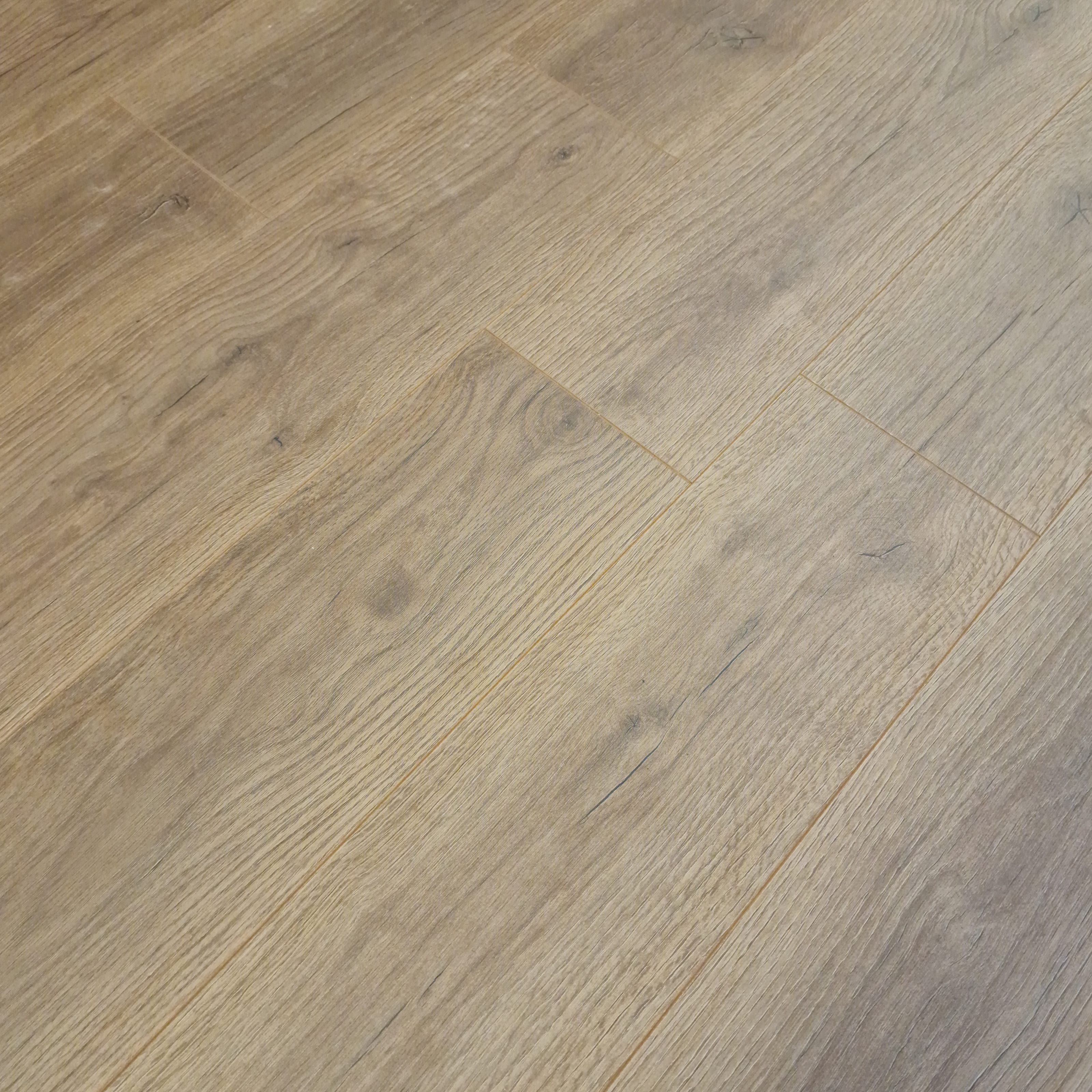 palewood-oak-luxury-8mm-waterproof-laminate-flooring-3