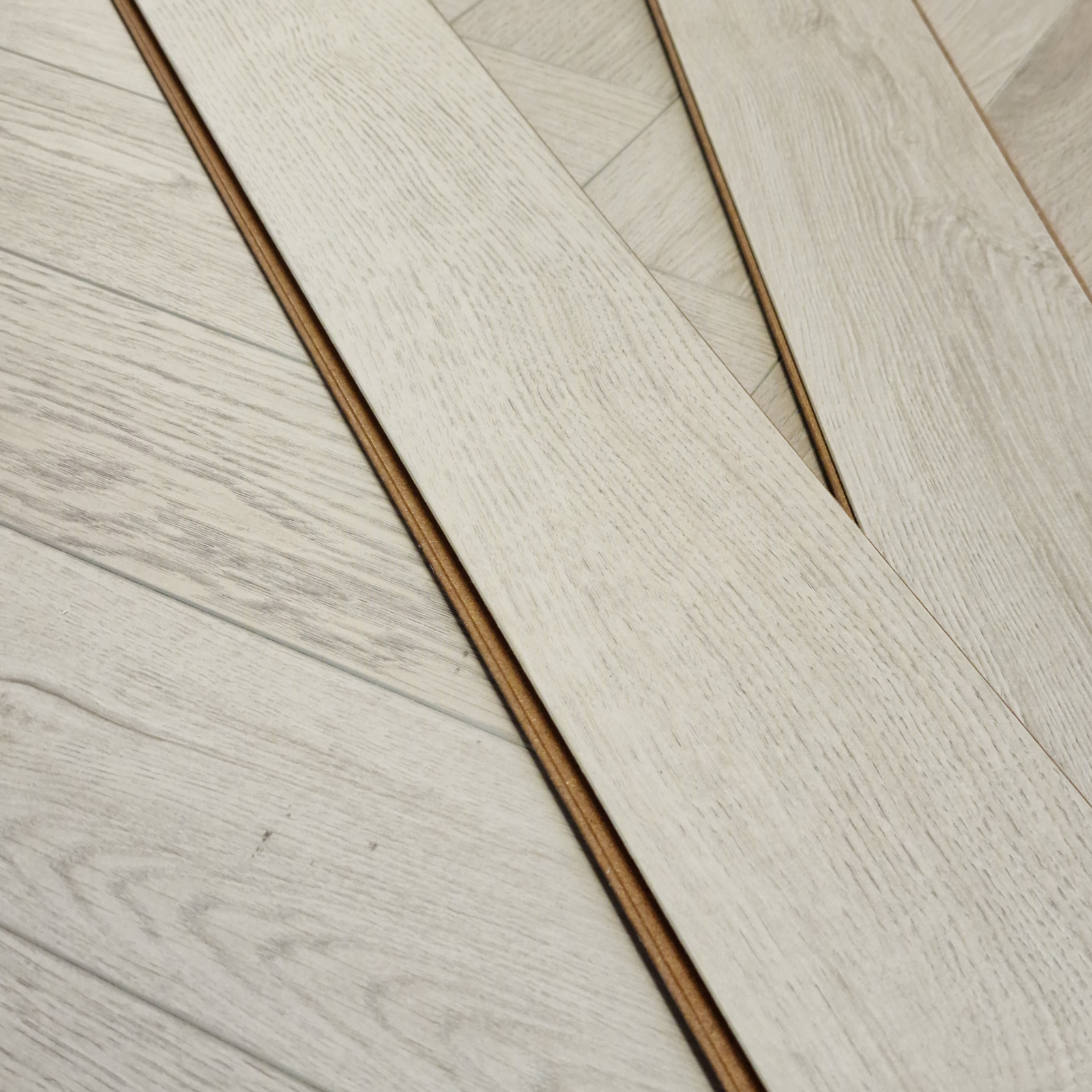 kingsley-12mm-ashford-oak-herringbone-laminate-flooring-11