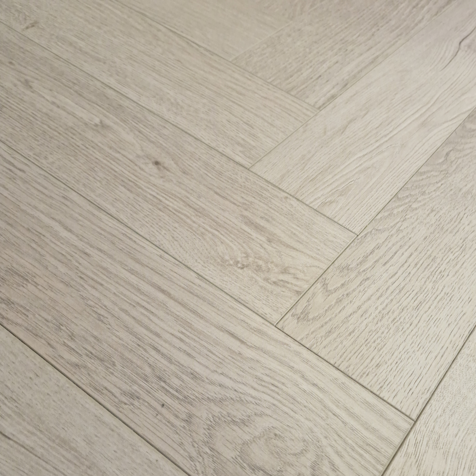 kingsley-12mm-ashford-oak-herringbone-laminate-flooring-17