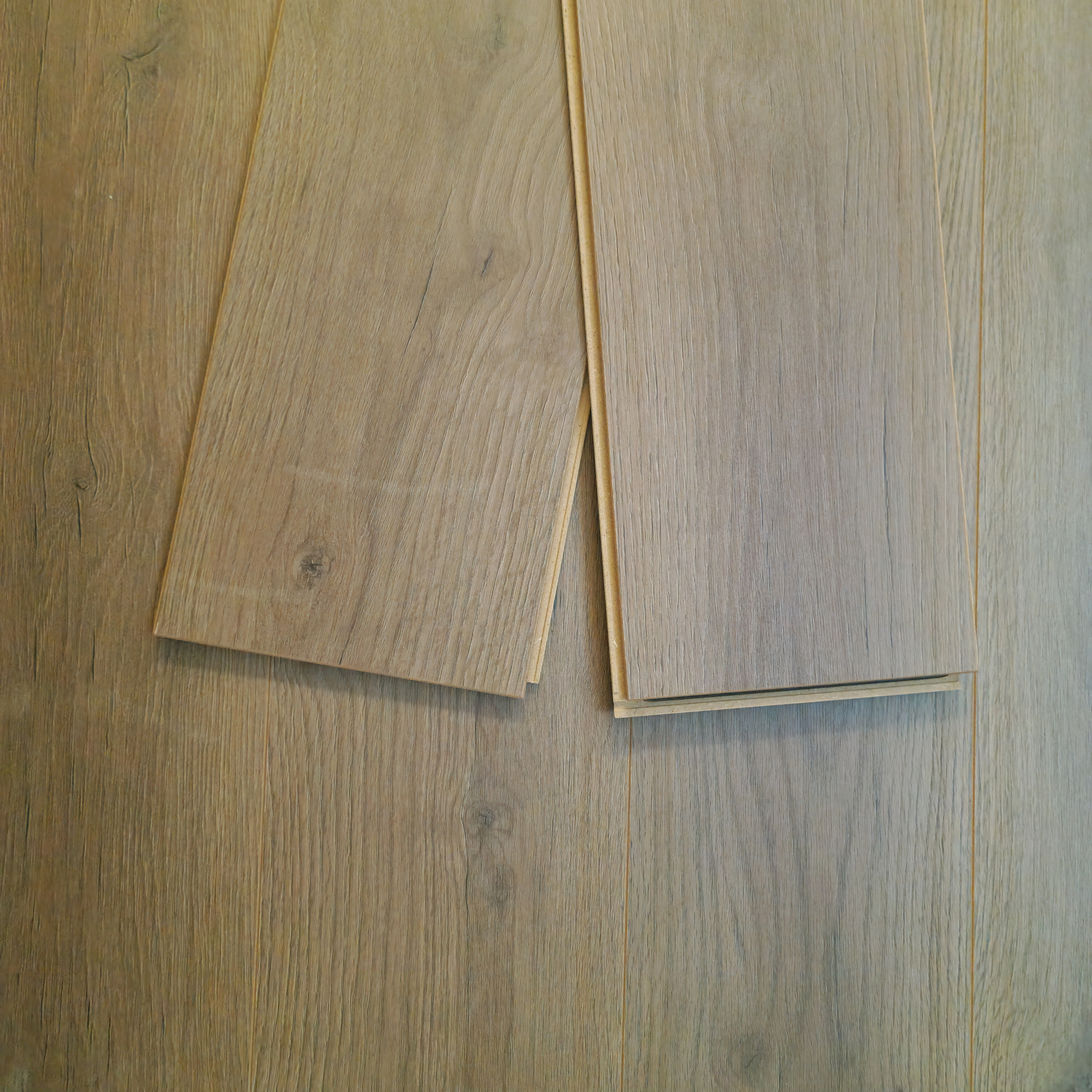 palewood-oak-luxury-8mm-waterproof-laminate-flooring-4