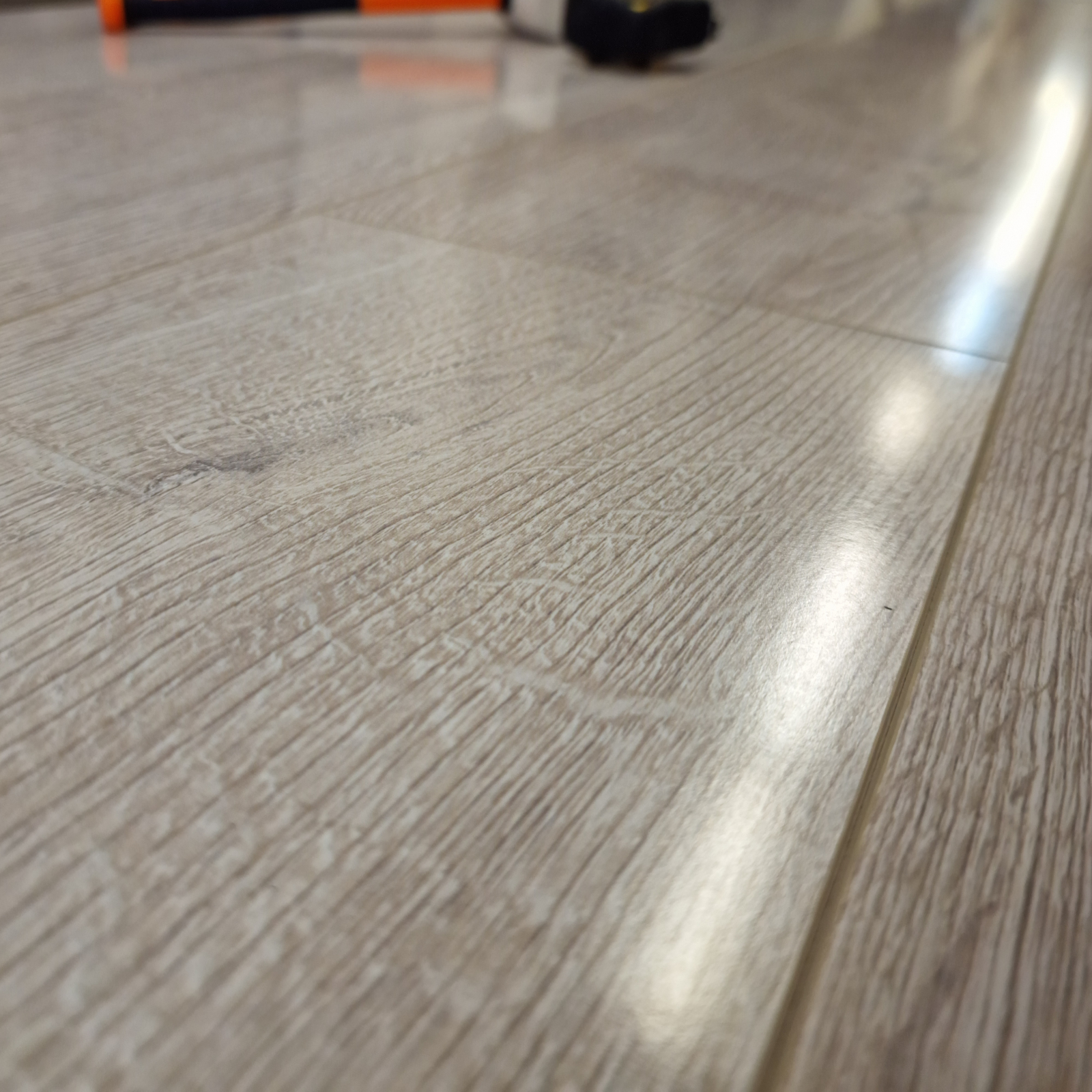 high-gloss-silver-8mm-laminate-flooring-4