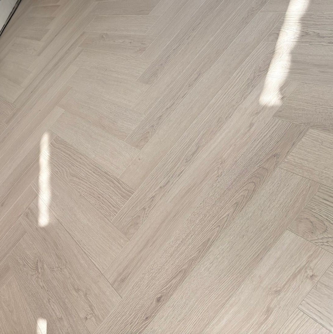 kingsley-12mm-ashford-oak-herringbone-laminate-flooring-2