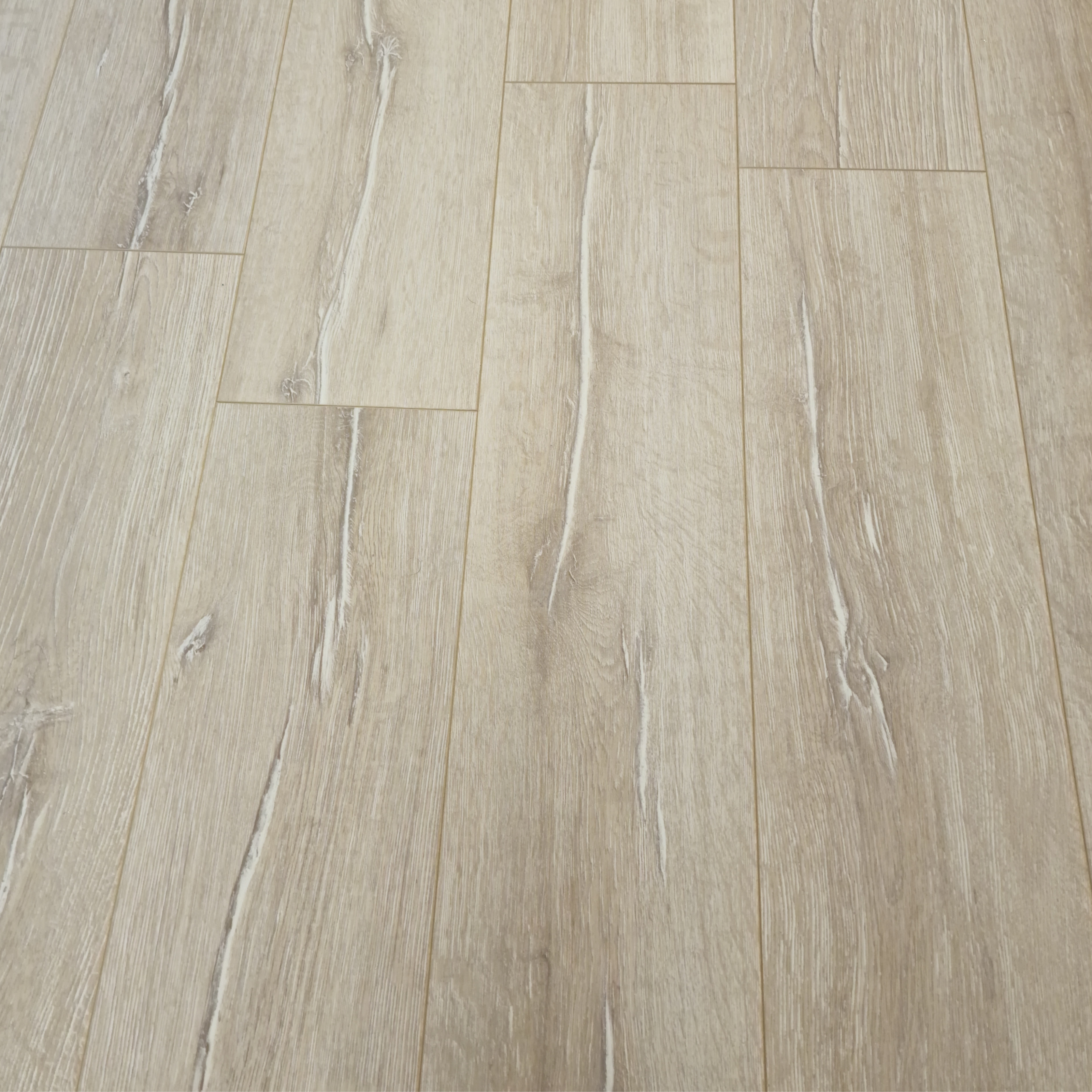 luma-oak-luxury-8mm-waterproof-laminate-flooring-11