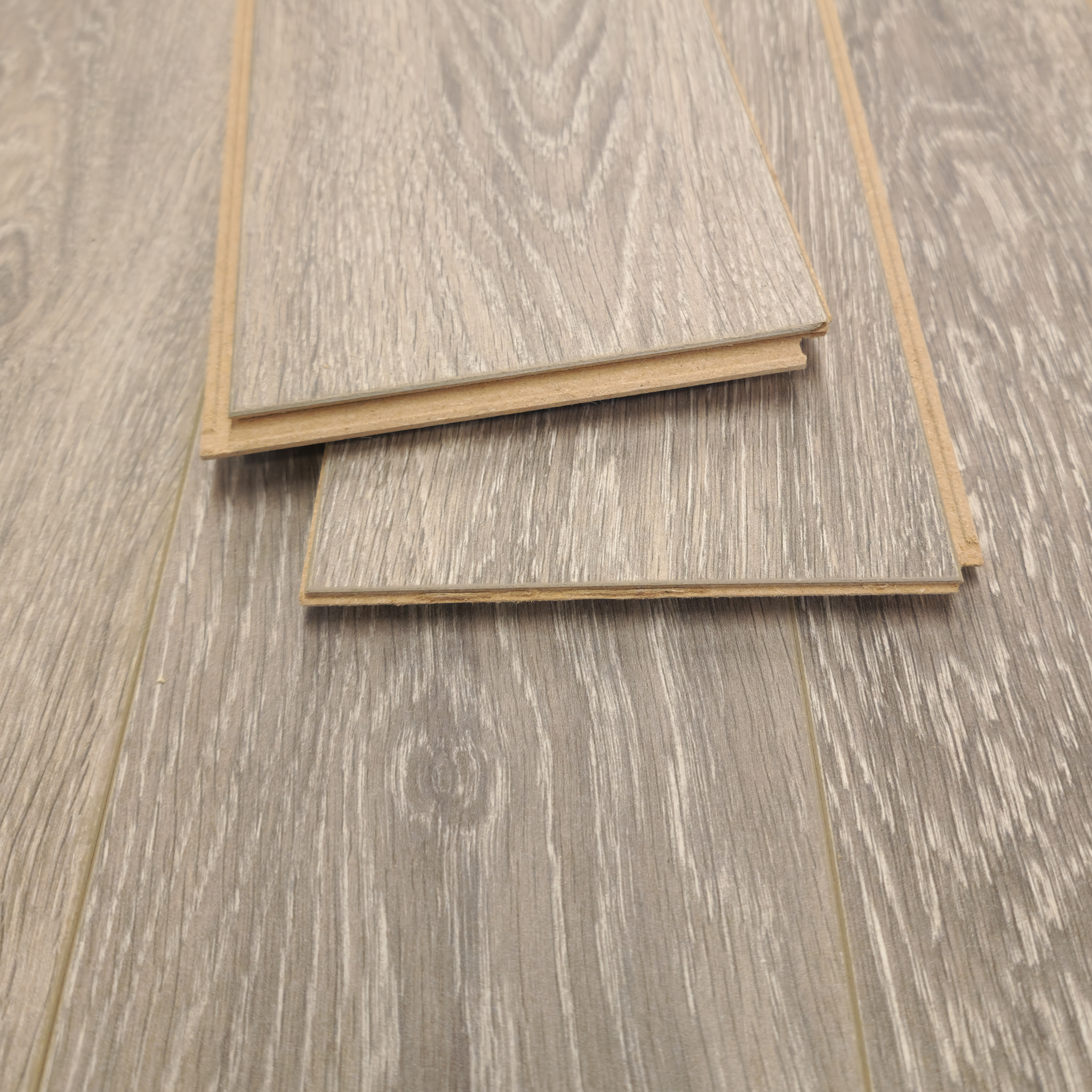 elmstone-oak-luxury-12mm-waterproof-laminate-flooring-7