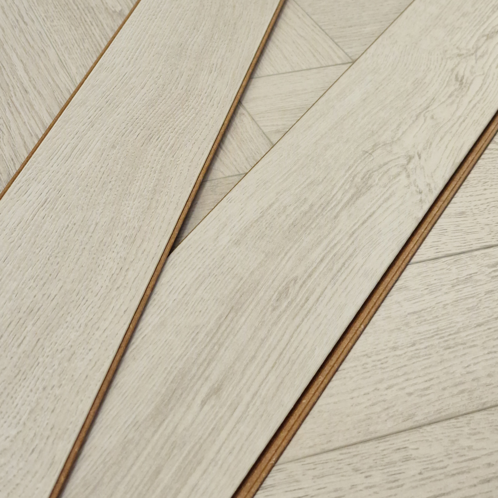 kingsley-12mm-ashford-oak-herringbone-laminate-flooring-8