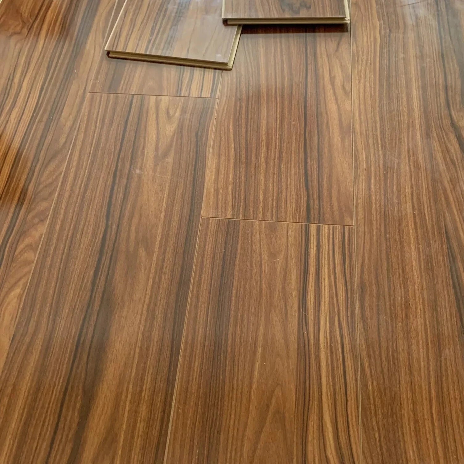 high-gloss-venetian-8mm-laminate-flooring-7