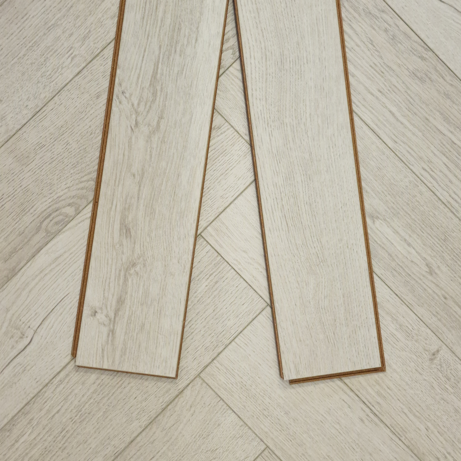 kingsley-12mm-ashford-oak-herringbone-laminate-flooring-15