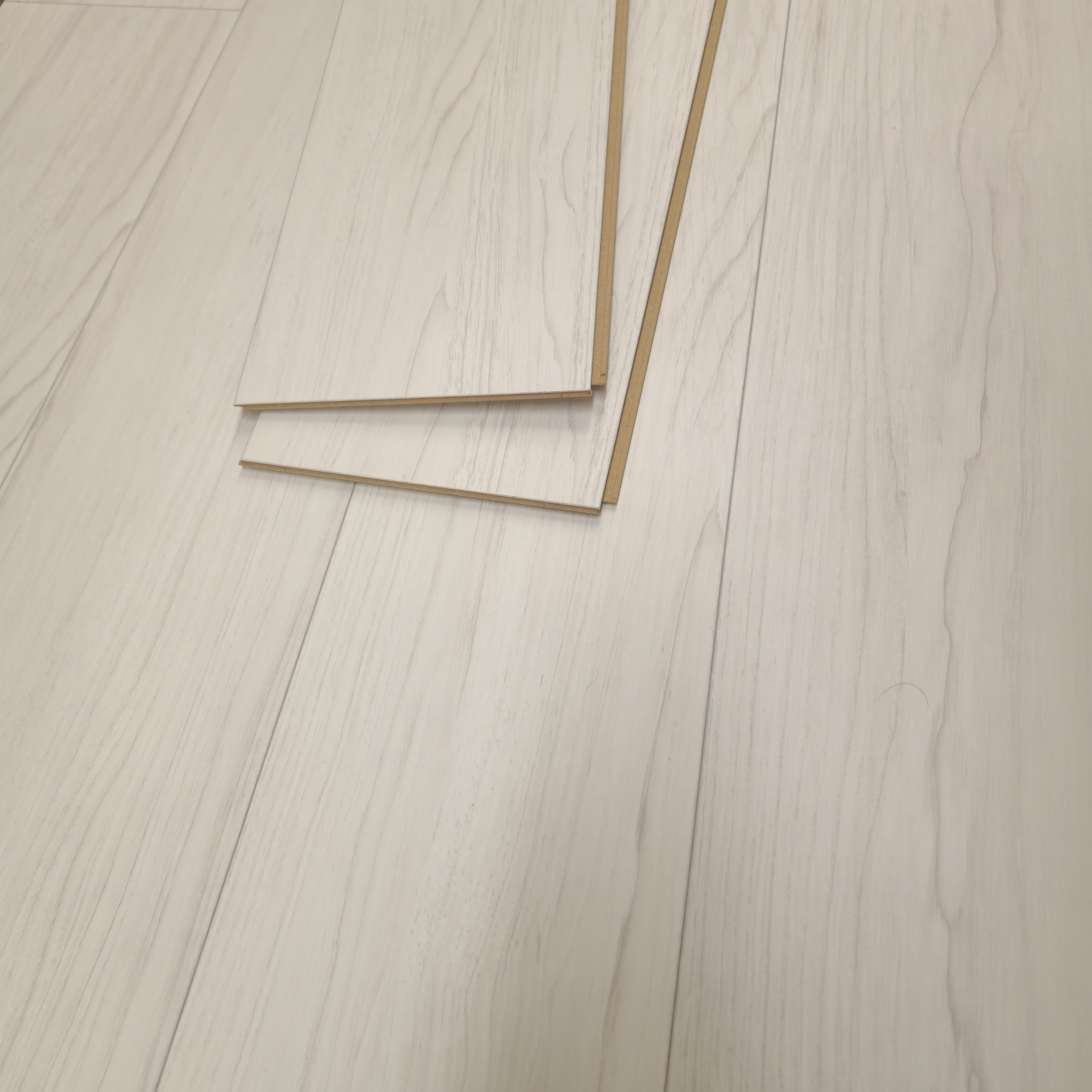 autumn-oak-luxury-8mm-ac5-waterproof-laminate-flooring-12
