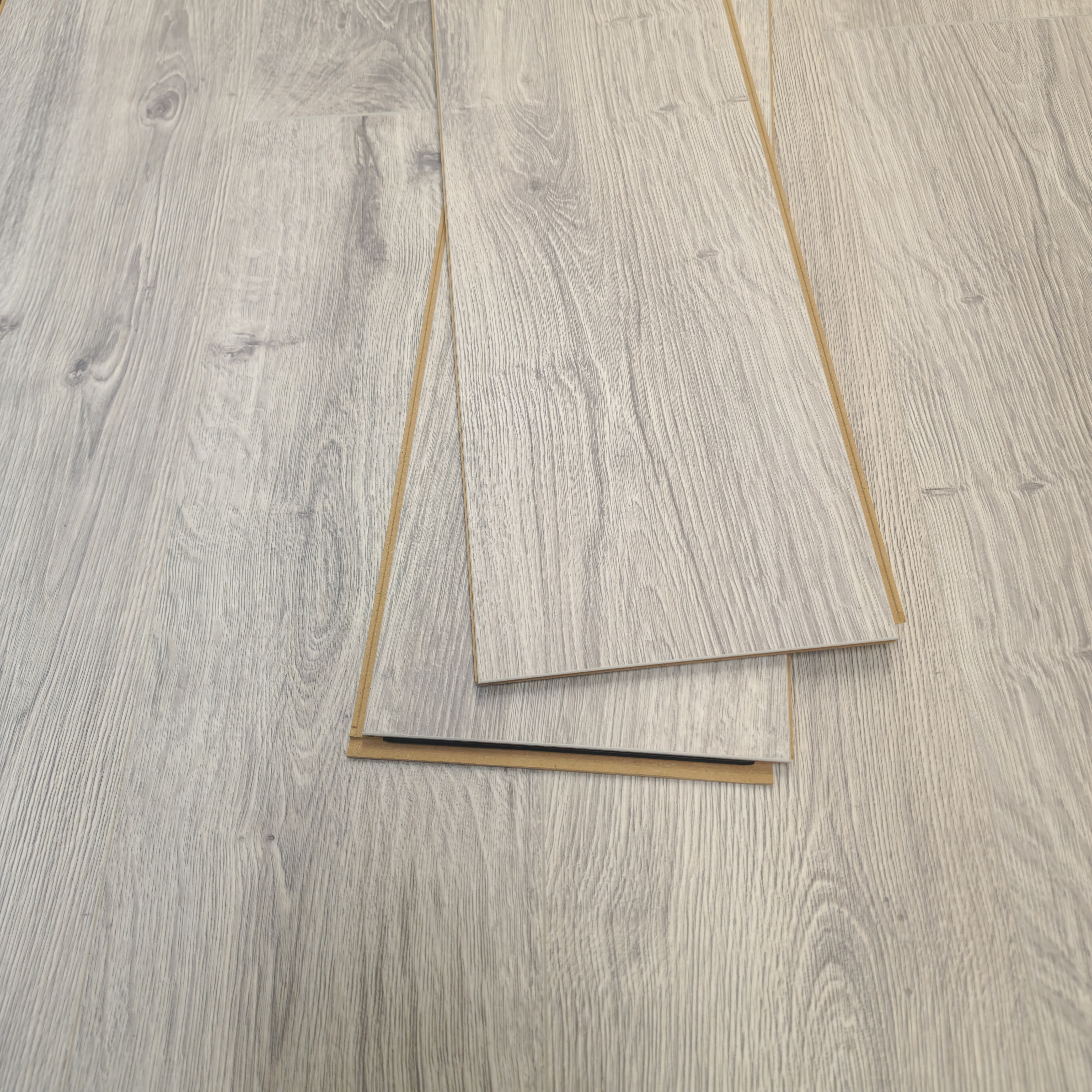 ivory-oak-luxury-8mm-waterproof-laminate-flooring-4