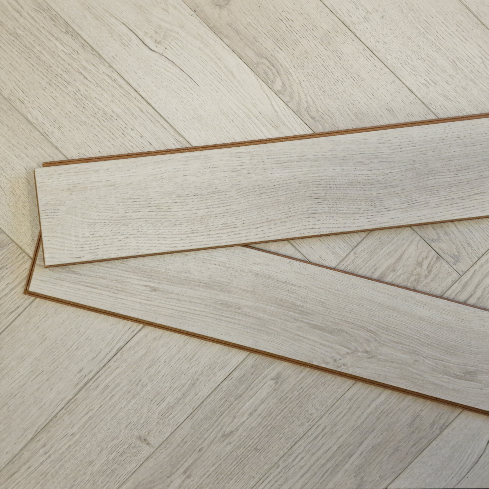 kingsley-12mm-ashford-oak-herringbone-laminate-flooring-13
