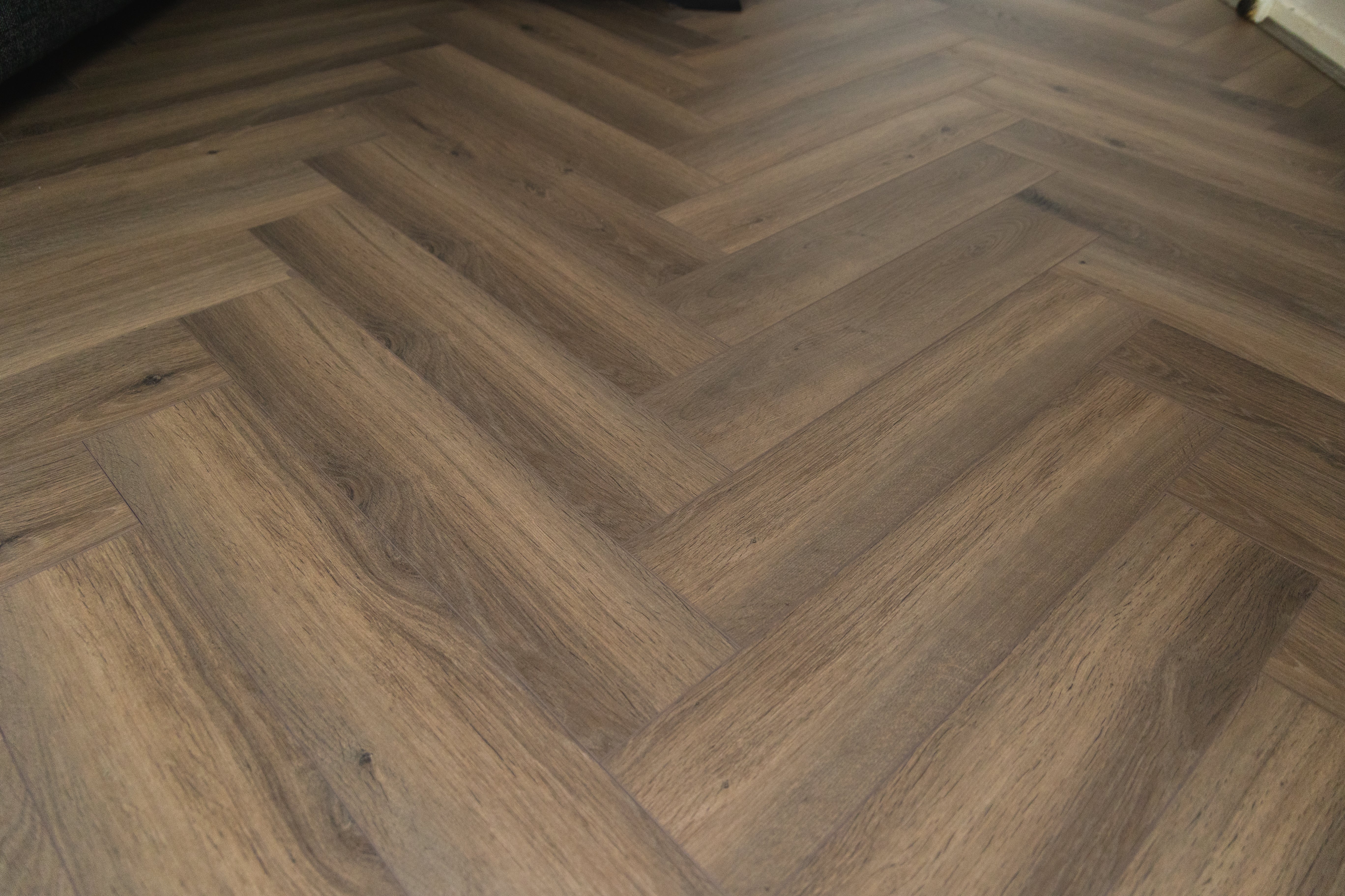 forenzo-8mm-charcoal-trufflewood-herringbone-laminate-flooring-3