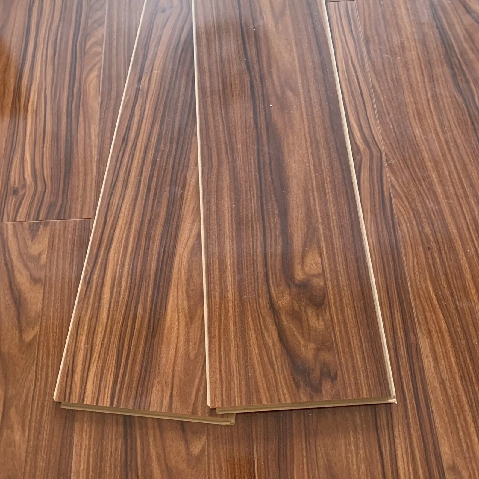 high-gloss-venetian-8mm-laminate-flooring-4