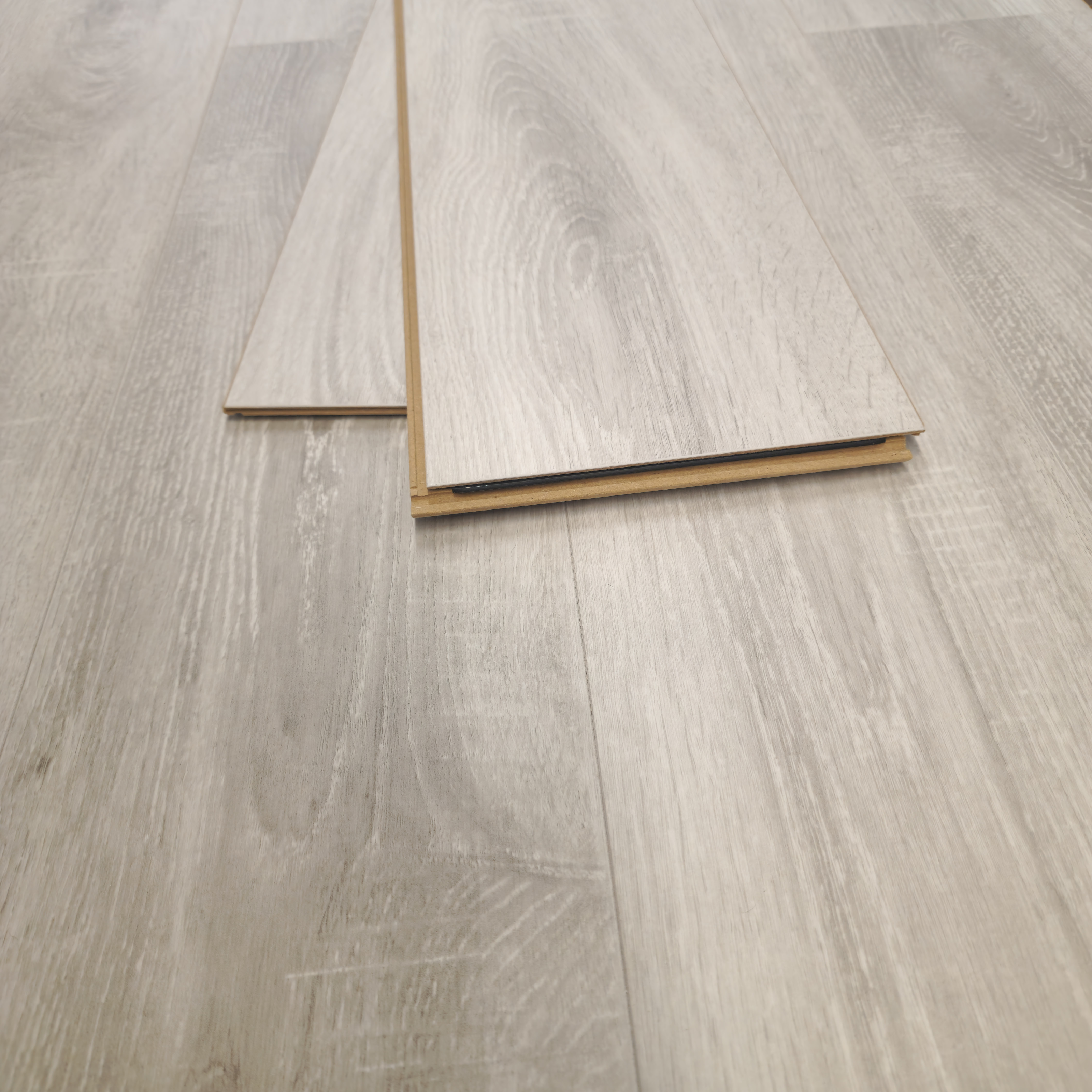 amberwood-oak-luxury-8mm-waterproof-laminate-flooring-11