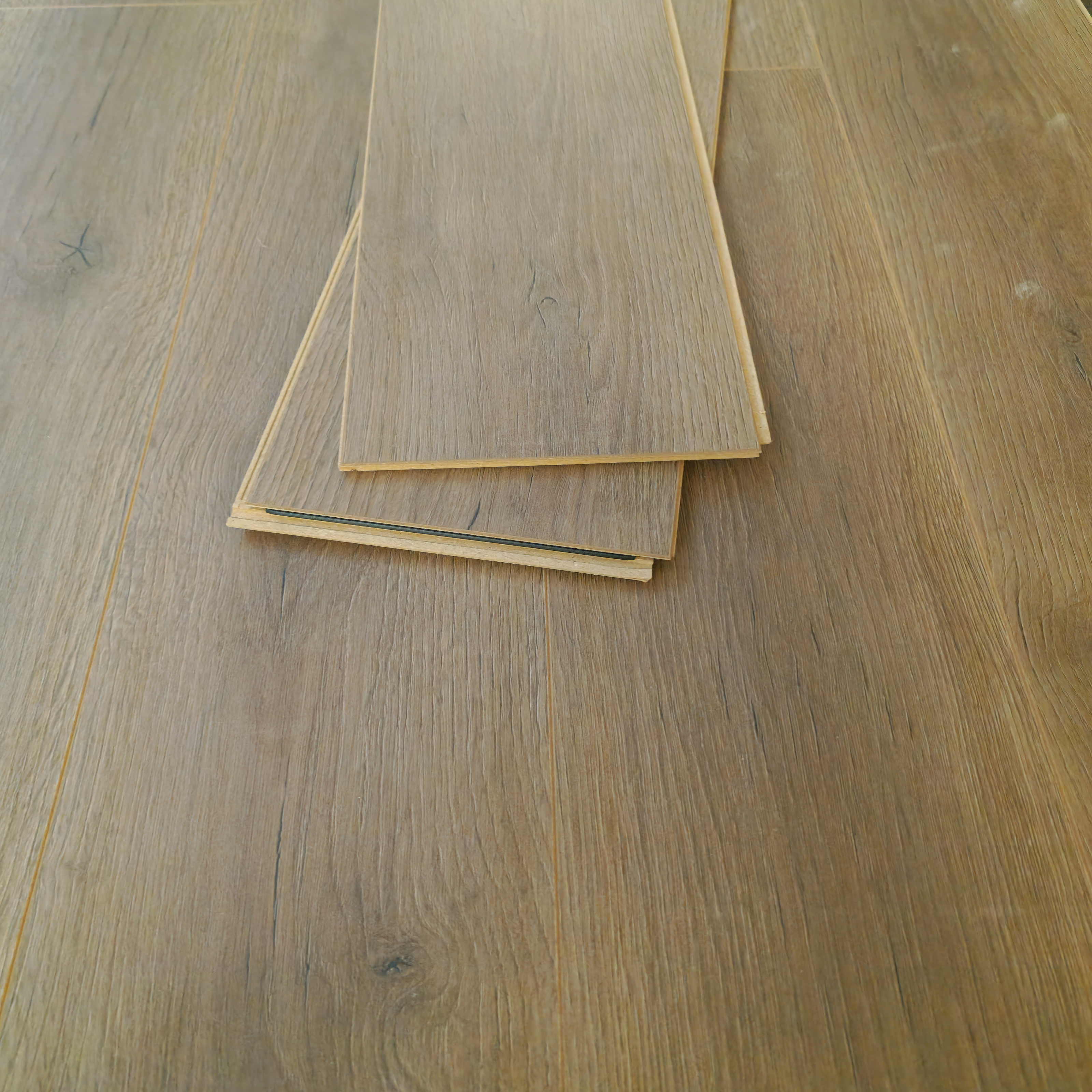 palewood-oak-luxury-8mm-waterproof-laminate-flooring-8
